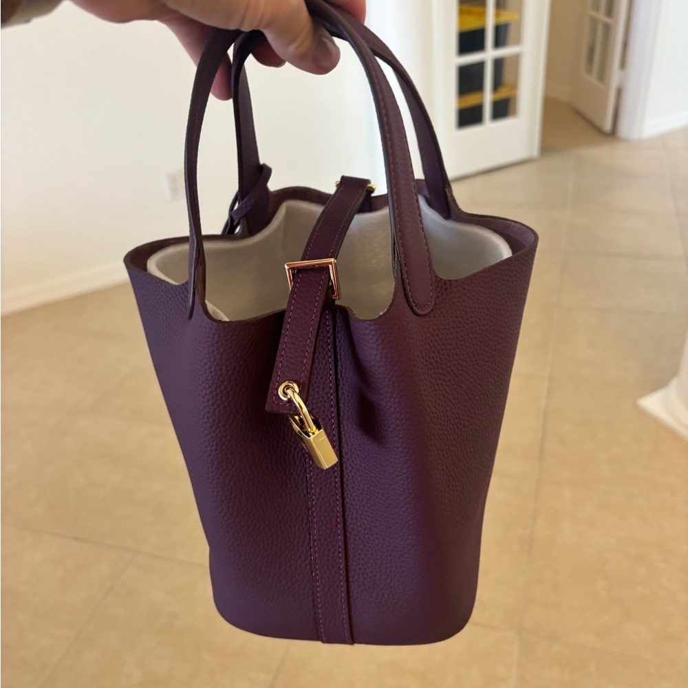 Gorgeous Purple Leather Bucket Tote Bag With Gold Hardware ❤️ - Picture 1 of 5
